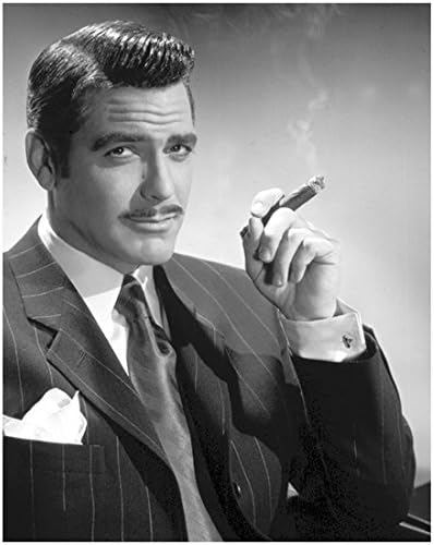 George Clooney izbliza u odijelu za pušenje cigarete na zabavi na stadiju 8 x 10 fotografija