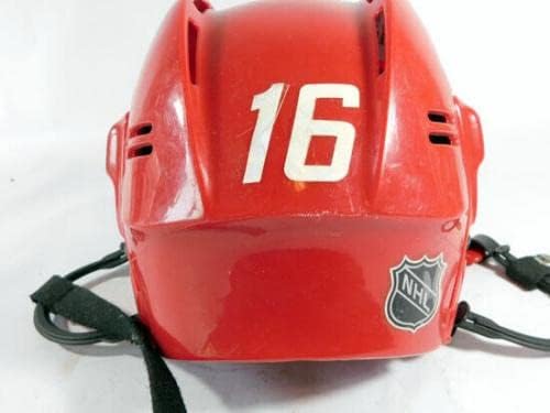 16 koristila je istrošenu hokejašku kacigu za hokej na ledu - igra je koristila NHL kacige